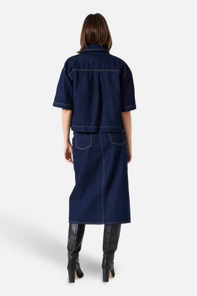 3/4 rok van donkerblauw denim van GARCIA, met achterzakken en contrasterende stiksels.