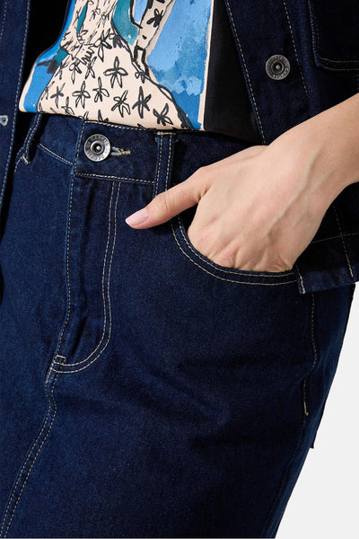 Jupe 3/4 en denim bleu foncé de GARCIA avec surpiqûres contrastées et poche.
