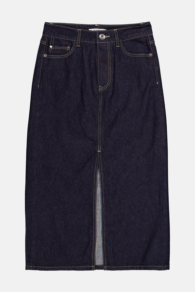 Jupe 3/4 en denim bleu foncé de GARCIA, avec une fente sur le devant.