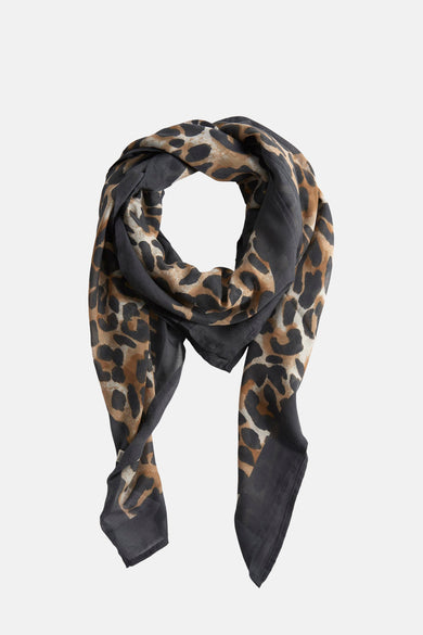 Multikleuren sjaal van GARCIA, met luipaardprint en zwarte rand, in een lus geknoopt.