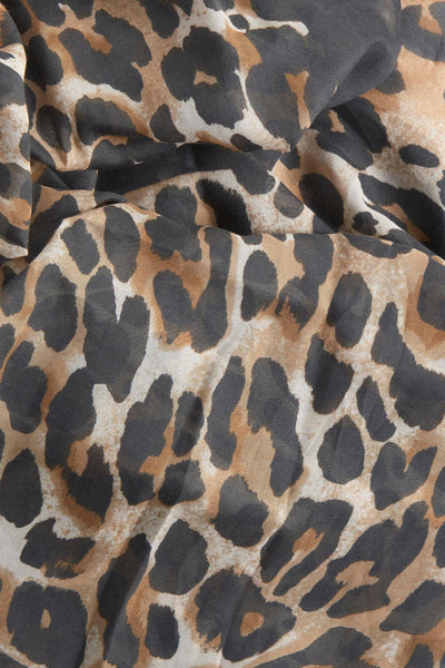 Multikleuren sjaal van GARCIA, luipaardprint met subtiele plooien en draperieën.