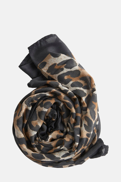Multikleuren sjaal van GARCIA, met een zwart en bruin luipaardpatroon, om zichzelf heen gewikkeld.