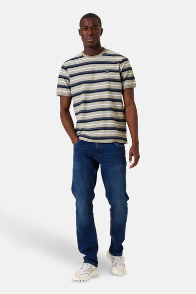 Kaki T-shirt met korte mouwen van GARCIA met horizontale strepen, gedragen met een blauwe jeans en sneakers.