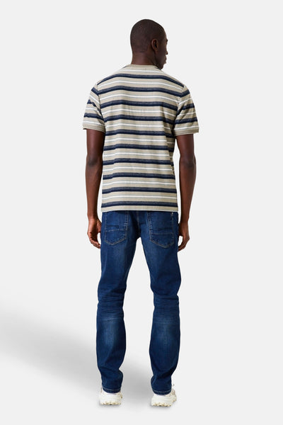 Kaki T-shirt met korte mouwen van GARCIA, contrasterende horizontale strepen, gedragen met een blauwe spijkerbroek en witte sneakers, achterzicht.