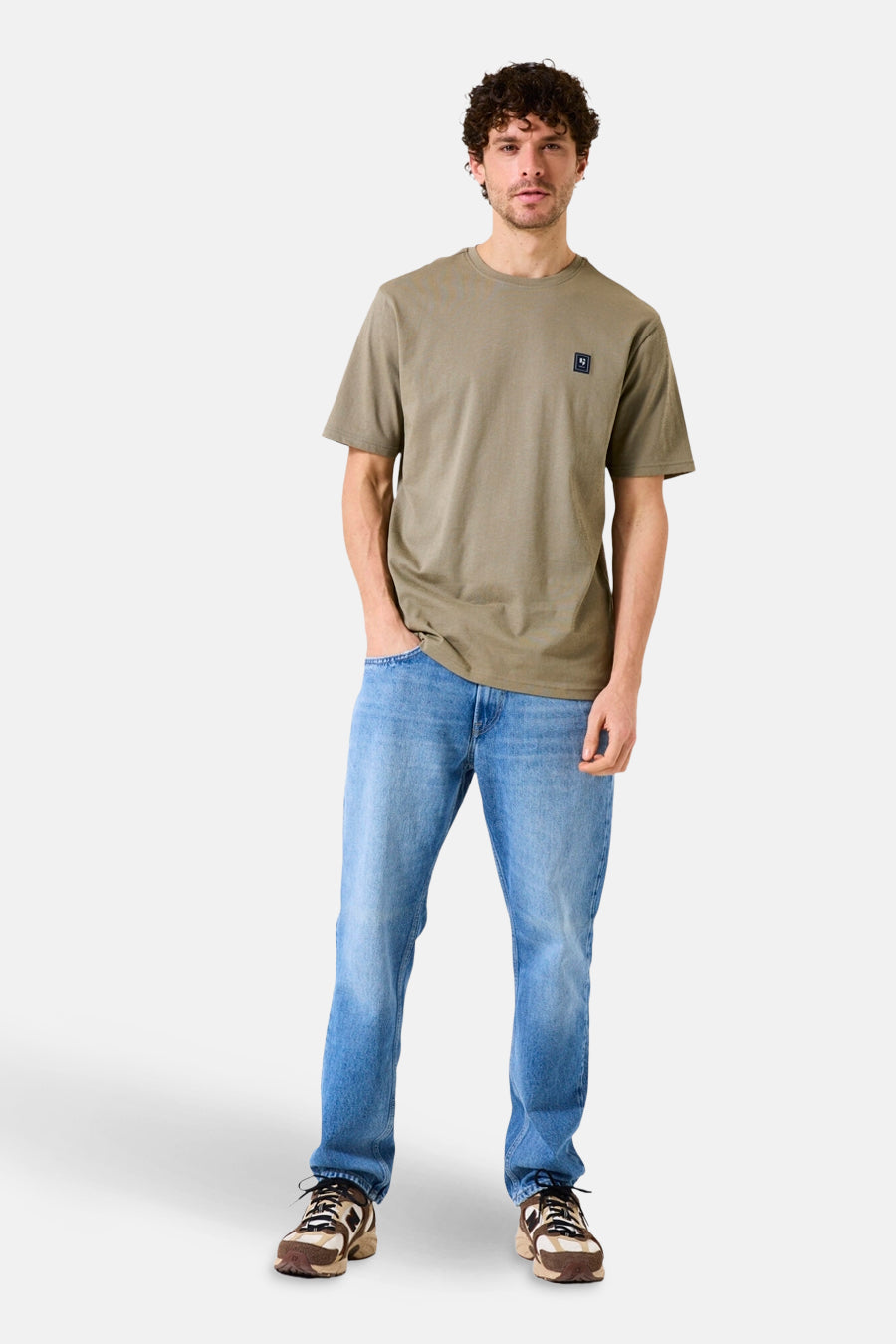 Kaki T-shirt met korte mouwen van GARCIA, gedragen met een blauwe jeans en sportschoenen.