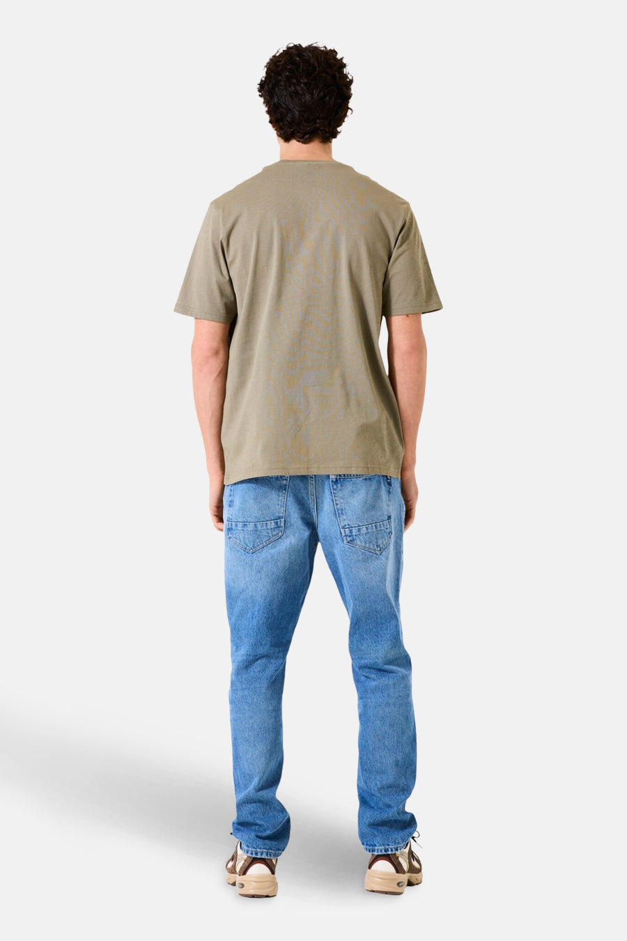 Kaki T-shirt met korte mouwen van GARCIA, gedragen met een blauwe spijkerbroek en bruine sneakers, achterkant.