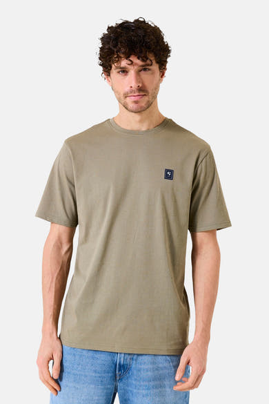 Kaki T-shirt met korte mouwen van GARCIA, met marineblauw vierkant logo op de borst.