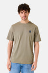 Kaki T-shirt met korte mouwen van GARCIA, met marineblauw vierkant logo op de borst.