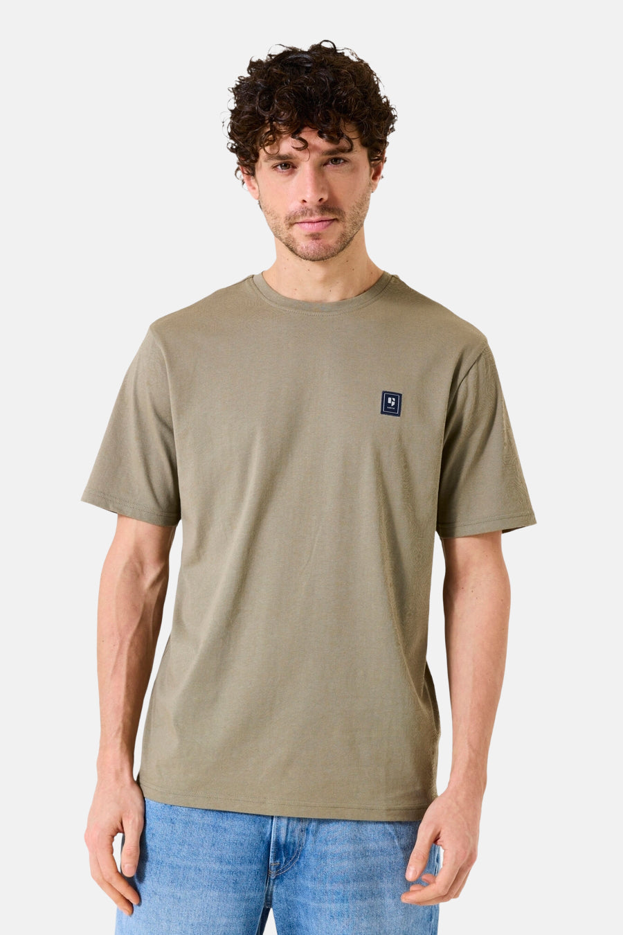 Kaki T-shirt met korte mouwen van GARCIA, met marineblauw vierkant logo op de borst.