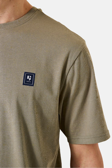 Kaki T-shirt met korte mouwen van GARCIA, met subtiel textuurpatroon en vierkant logo op de borst.