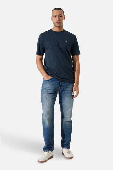 Blauw T-shirt met korte mouwen van GARCIA, gedragen met een spijkerbroek en sneakers.