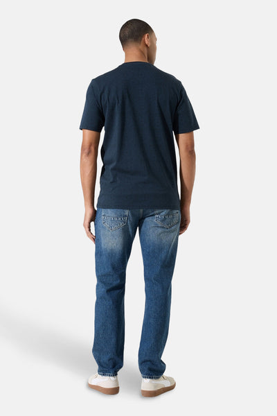 Blauw T-shirt met korte mouwen van GARCIA, gedragen met een spijkerbroek en sneakers, achtergezicht.