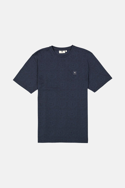 T-shirt à manches courtes bleu de GARCIA, avec motif géométrique subtil et logo discret sur la poitrine.
