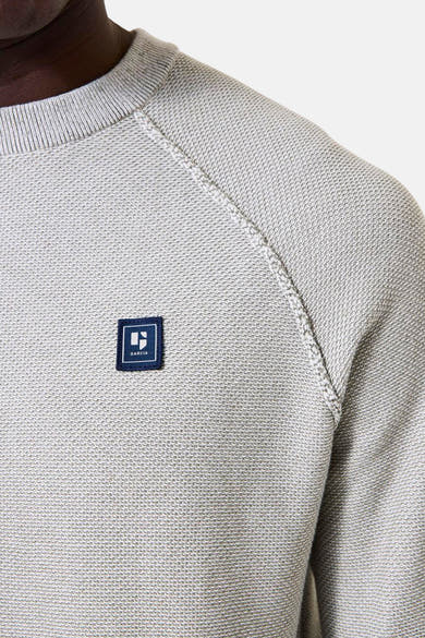 Kaki ronde hals trui van GARCIA, met een wafelstructuur en een discreet logo detail op de borst.