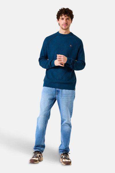 Turquoise pull met ronde hals van GARCIA, gedragen met een casual spijkerbroek en bruine sneakers.