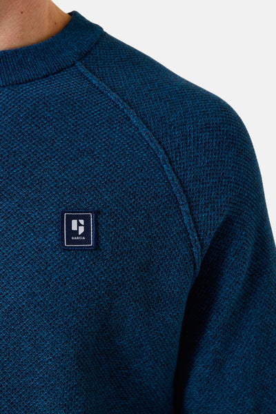Turquoise ronde hals trui van Garcia, met een wafelstructuur en een logo-patch op de borst.