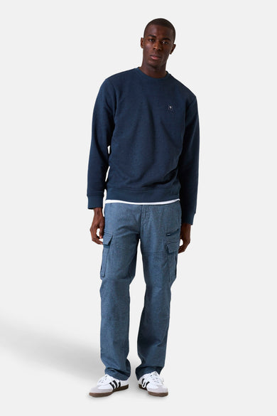 Blauwe trui van GARCIA, gedragen met een cargobroek en sneakers.