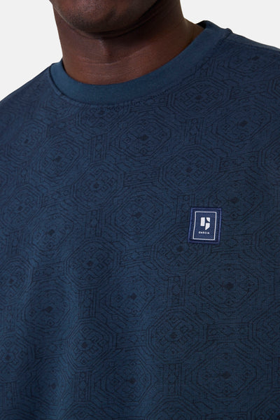 Sweat bleu à col montant de GARCIA, avec motif géométrique et écusson de la marque sur la poitrine.