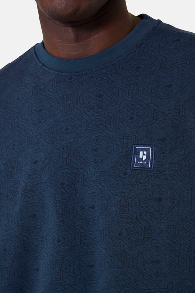 Sweat-shirt bleu à col montant de GARCIA, avec un motif géométrique foncé sur toute la surface et un écusson logo carré.
