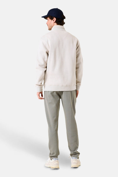 Beige trui met opstaande kraag van GARCIA, gedragen met een grijze broek en beige sneakers, achteraanzicht.