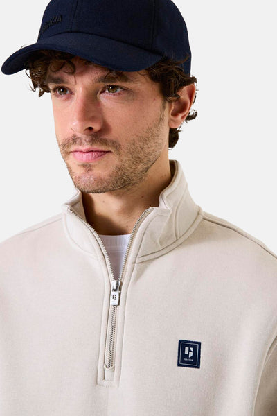 Sweat beige à col montant de GARCIA, avec fermeture éclair partielle et logo sur le devant.