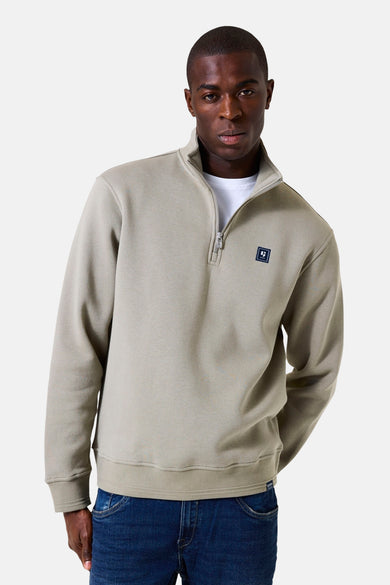 Kaki sweat met opstaande kraag van GARCIA, met ritssluiting en logo op de borst, gedragen met een wit T-shirt en een blauwe jeans.