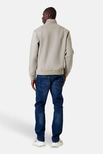 Kaki sweat-shirt met opstaande kraag van GARCIA, gedragen met een blauwe spijkerbroek en beige sneakers, achtergezicht.
