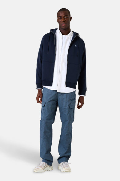 Blauwe GARCIA bodywarmer gedragen over een wit overhemd en een blauwe cargobroek.