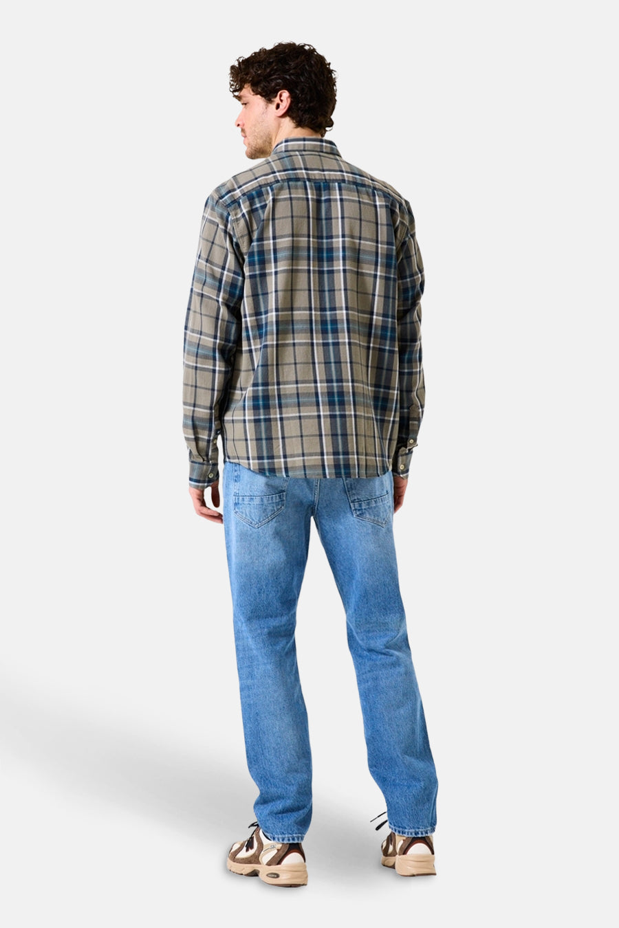 Kaki geruite blouse met lange mouwen van GARCIA, achterkant, gedragen met een blauwe spijkerbroek en bruine sneakers.