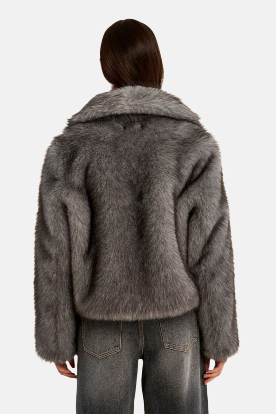 Vue de dos d’une femme portant une veste grise à col en fausse fourrure Molly Bracken, avec un jean gris.