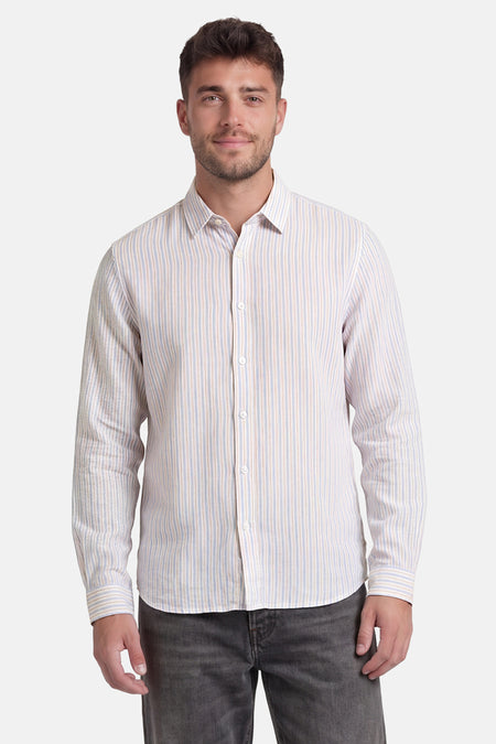 Chemise multicolore de Le Temps des Cerises, à fines rayures bleues et dorées, à manches longues, portée par un homme.