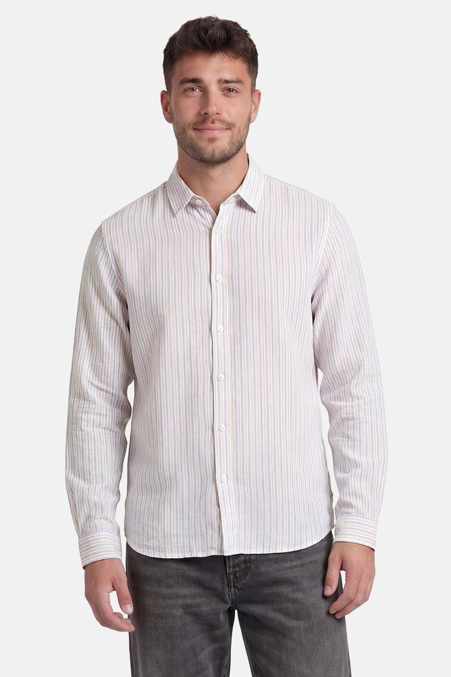 Chemise multicolore de Le Temps des Cerises, à fines rayures bleues et dorées, à manches longues, portée par un homme.