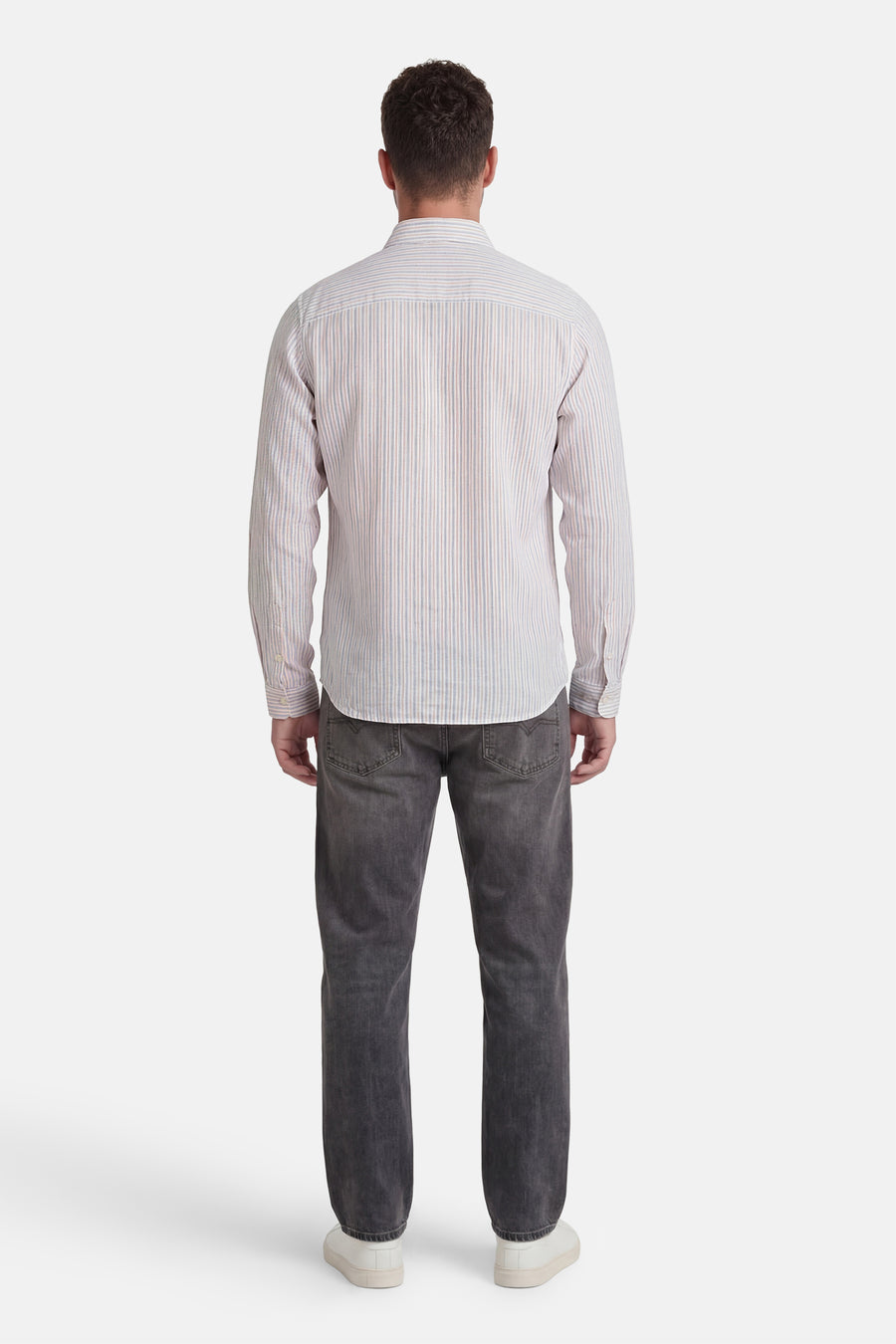 Chemise à manches longues à rayures multicolores de Le Temps des Cerises, vue de dos, portée avec un jean gris.