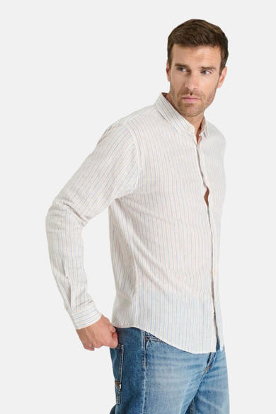 Multikleurig overhemd met lange mouwen van Le Temps des Cerises met verticale strepen, gedragen met een blauwe jeans.