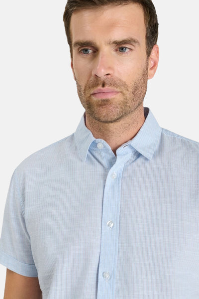 Chemise à manches courtes bleue par Le Temps des Cerises, à rayures verticales fines, avec col boutonné.