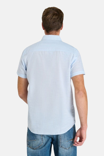 Chemise à manches courtes bleu par Le Temps des Cerises, vue de dos, portée avec un jean.
