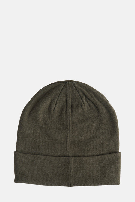 Groene muts van LYLE & SCOTT, gebreid met een omgeslagen rand, op een witte achtergrond.