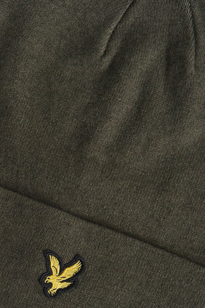 Bonnet vert de LYLE & SCOTT avec logo brodé d'un aigle doré sur le devant.
