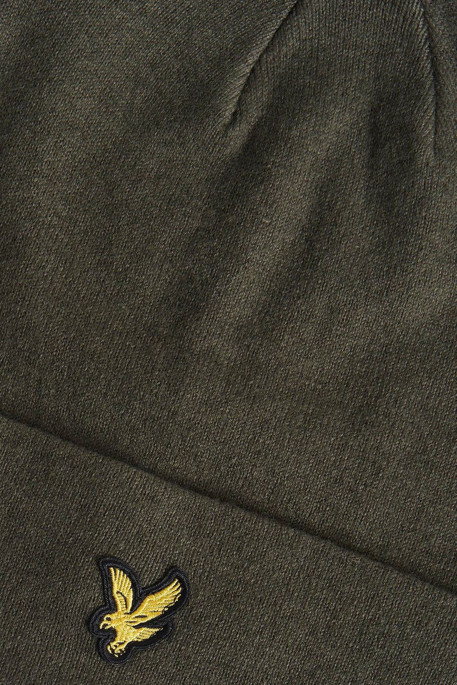 Groene muts van LYLE & SCOTT met geborduurd gouden adelaarslogo aan de voorkant.