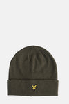 Donkergroene muts van LYLE & SCOTT, met het kenmerkende geborduurde gouden adelaarslogo op de omslag.