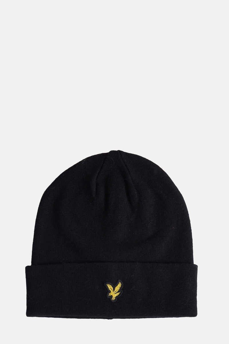 Zwarte gebreide muts van LYLE & SCOTT, met geborduurd gouden adelaarslogo.