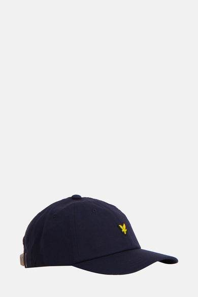Marineblauwe pet van LYLE & SCOTT, met geel geborduurd logo op de voorkant.