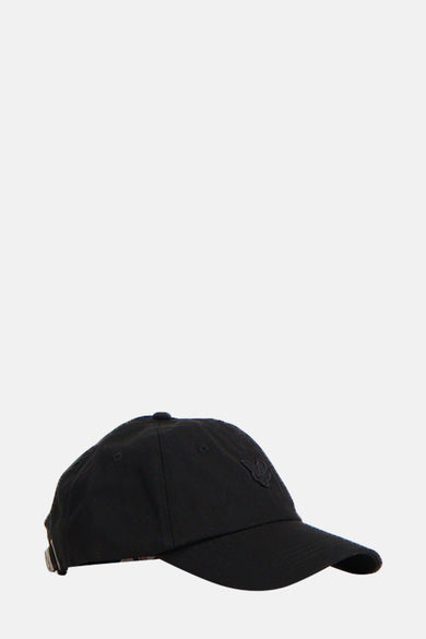 Zwarte pet van LYLE & SCOTT met een ton-sur-ton logo aan de voorkant.