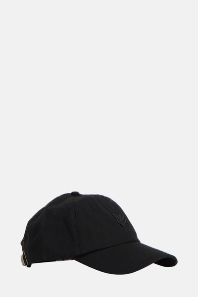 Zwarte pet van LYLE & SCOTT met een ton-sur-ton logo aan de voorkant.