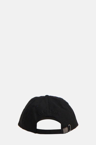 Zwarte pet van LYLE & SCOTT, van achteren gezien, met een metalen gespsluiting.