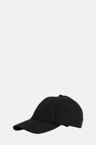 Zwarte pet van LYLE & SCOTT, met een ton-sur-ton logo aan de voorkant.