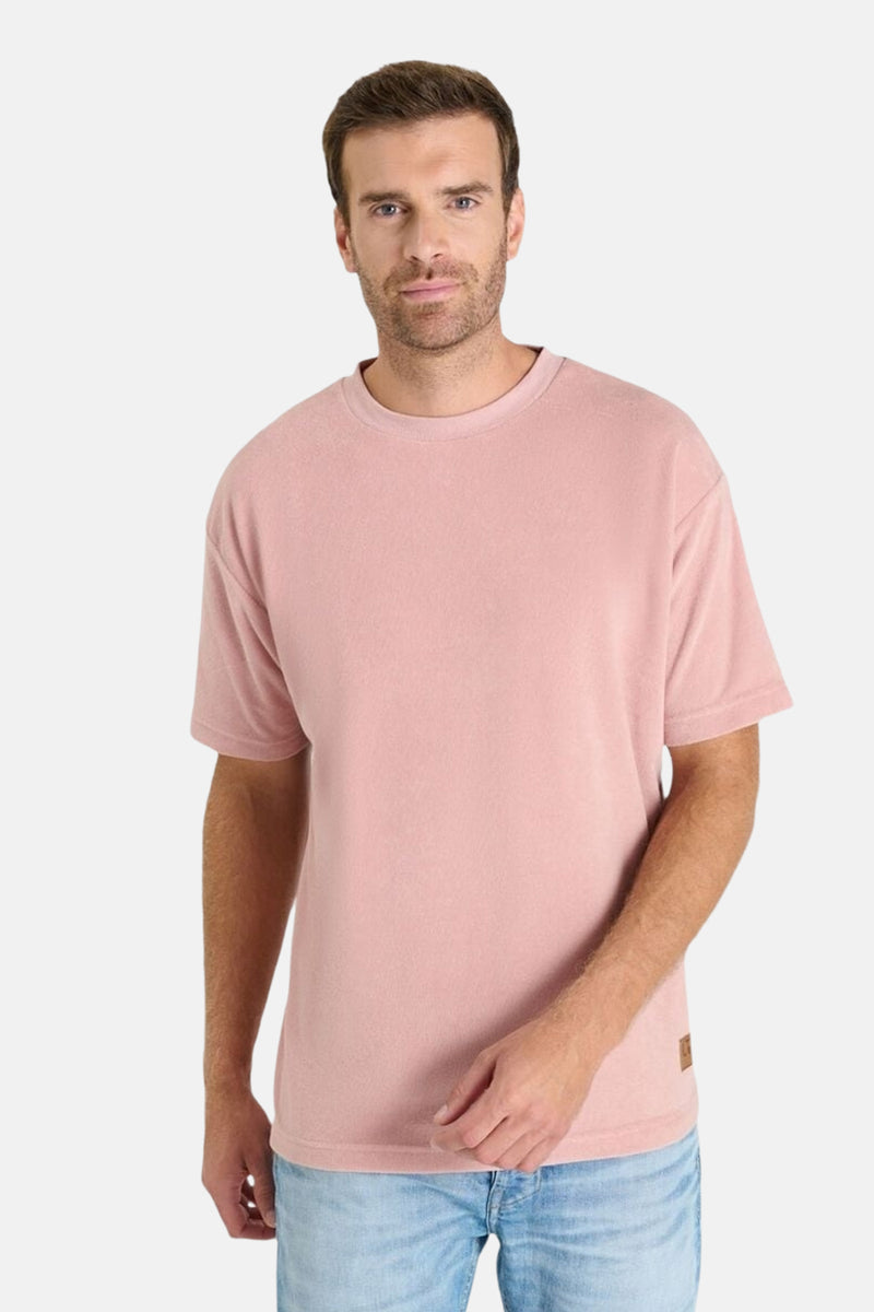 T-shirt à manches courtes rose par Le Temps des Cerises, en coton texturé, porté avec un jean décontracté.