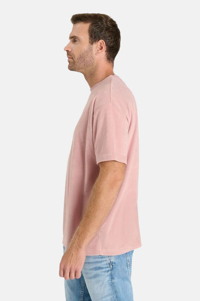 T-shirt à manches courtes rose de Le Temps des Cerises, porté avec un jean, vue de côté.