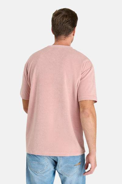 T-shirt à manches courtes rose de Le Temps des Cerises, avec un jean bleu clair, vue de dos.
