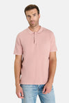 Roze polo van Le Temps des Cerises met wafeltextuur en een logopatch op de voorkant.